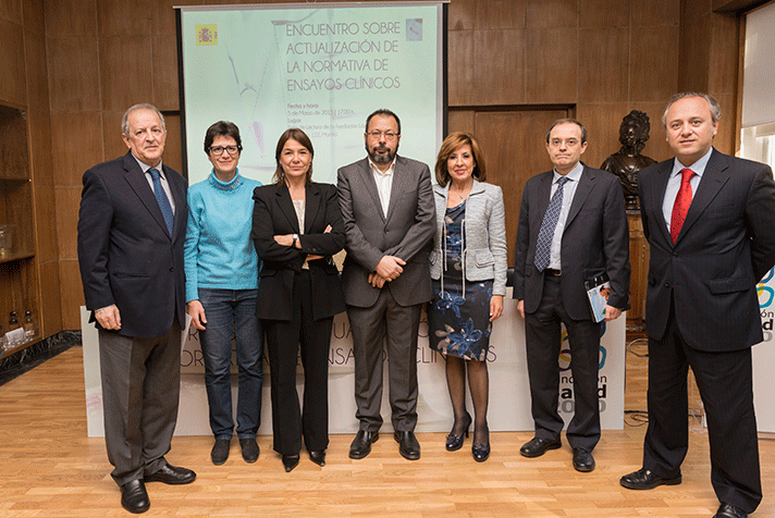 Participantes en el Encuentro sobre Actualización de la Normativa de Ensayos Clínicosla, celebrado en Madrid por La Fundación Salud 2000