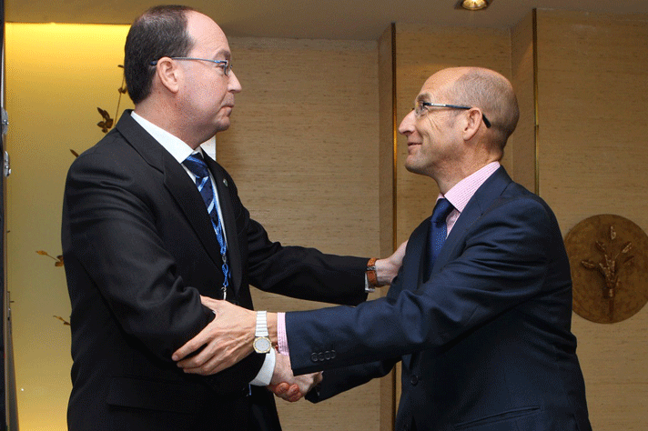 Jesús Lucino Manzanares Pedroche (a la izquierda), presidente de la  Sociedad Española de Electromedicina e Ingeniería Clínica (SEEIC), y Daniel Carreño Álvarez, presidente de Federación Española de Empresas