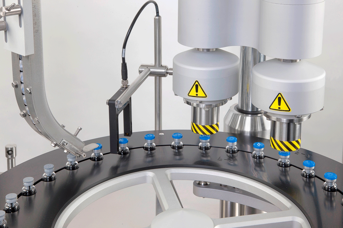 Monobloc compacto para el cerrado automático de viales