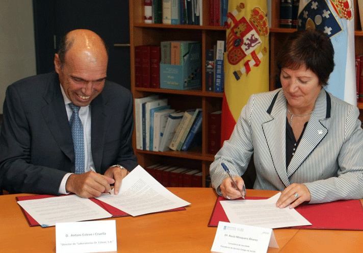 La conselleira de Sanidad de la Xunta de Galicia y presidenta del Servicio Gallego de Salud, Rocío Mosquera, y el director de Esteve, Antonio Esteve, en el momento de rubricar el acuerdo