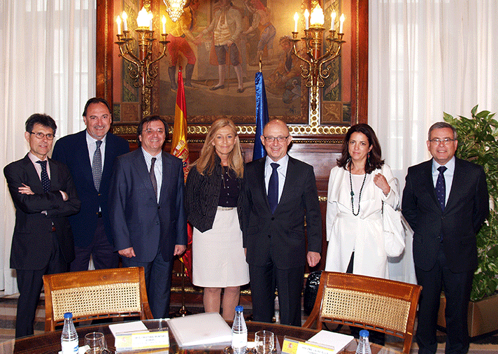 Representantes de Farmaindustria y el ministro Cristóbal Montoro en la reunión celebrada en Madrid