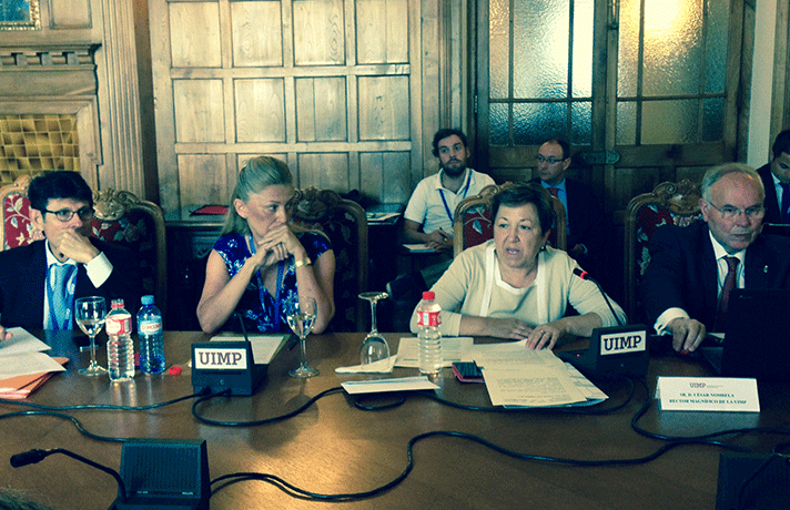 De izquierda a derecha, Humberto Arnés, director general de Farmaindustria; Elvira Sanz, presidenta de Farmaindustria; Pilar Farjas, secretaria general de Sanidad del MSSSI, y César Nombela, rector de la UIMP