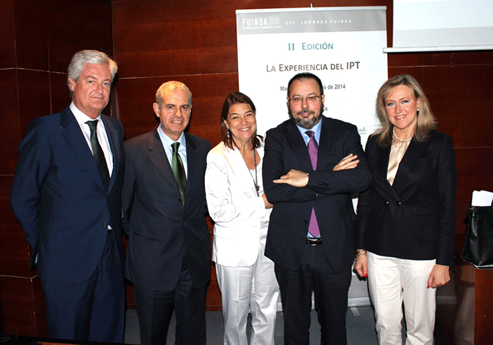 Belén Crespo (en el centro de la imagen) y los participantes en la primera de las mesas