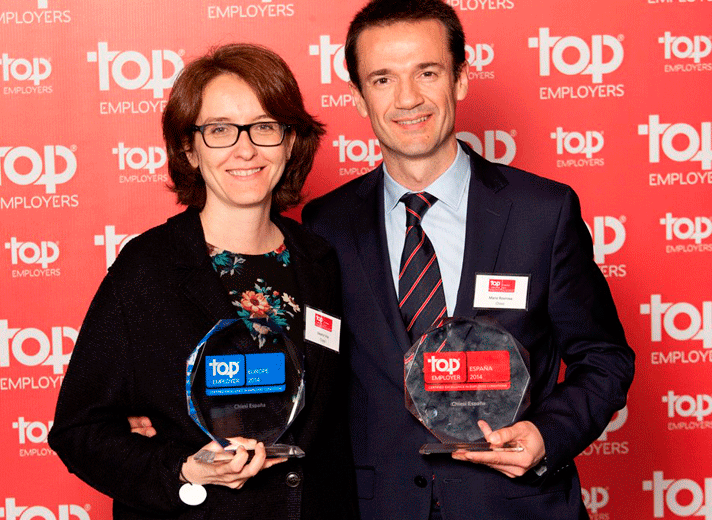 Mario Rovirosa, director general de Chiesi España, junto con Beatriz Vila, directora de Personal de la compañía, fueron los encargados de recoger el galardón