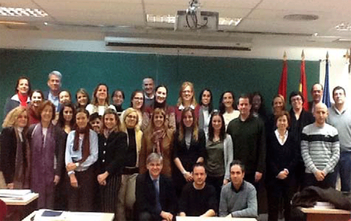 Alumnos de la tercera edición del curso junto a la Decana de la Facultad de Farmacia, las directoras del curso, así como algunos miembros del comité organizador