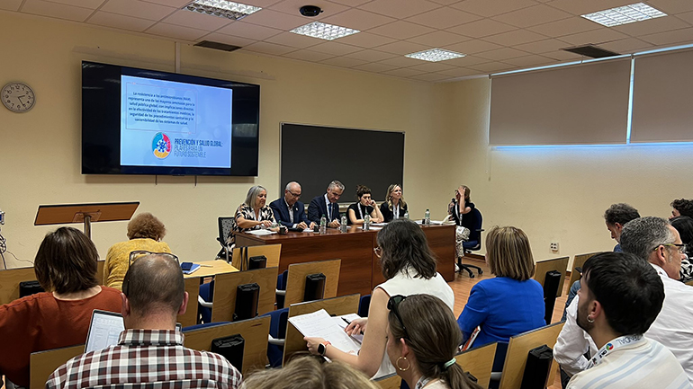 Expertos establecen los pasos a seguir para combatir la resistencia a los antimicrobianos y reducir la huella de carbono en el sector sanitario