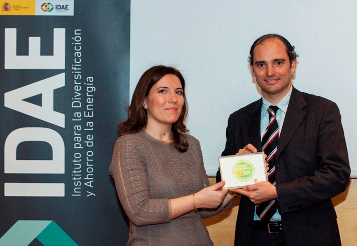 Ana Ferrón, gerente de Environment, Health and Safety de GSK España, recogió la “Acreditación Flota Ecológica” de mano de Víctor Noguer, presidente de AEGFA