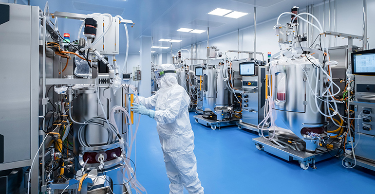 HIPRA culmina el primer año de su CDMO con la firma de un contrato estratégico