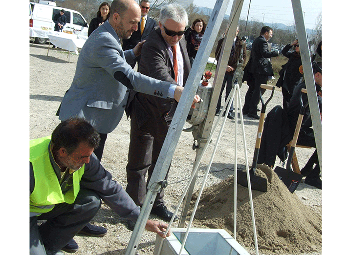 Acto de la puesta de la primera piedra, al que acudió representantes del Ayuntamiento de Paredes, con su alcalde, Sergi Mingote, a la cabeza