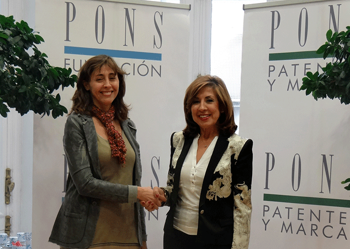 Paloma Fernández-Navas (izquierda), directora general corporativa de Pons, en representación de la Fundación, y Carmen González Madrid, presidenta ejecutiva de la Fundación Salud 2000