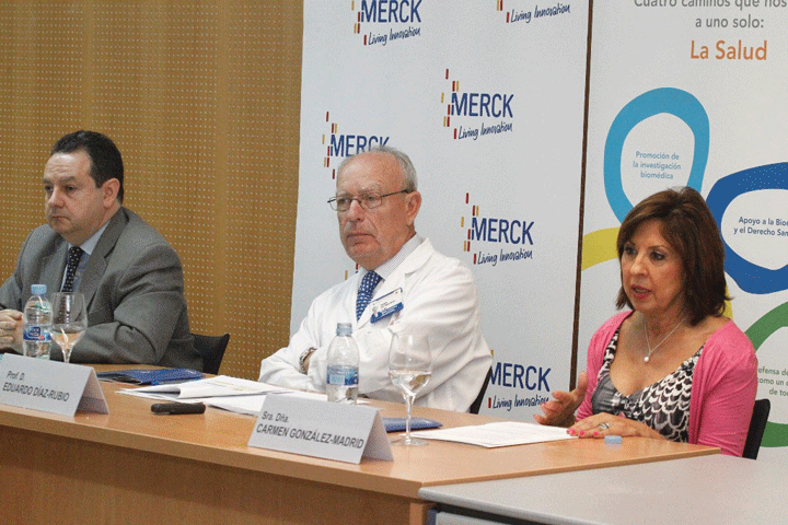 Imagen de la rueda de prensa celebrada sobre biomarcadores dirigidos a pacientes con cáncer colorrectal. De izquierda a derecha, Enrique Granados, Oncolocy Medical manager de Merck; Eduardo Díaz-Rubio, catedrático y jefe de Servicio de Oncología Médica de