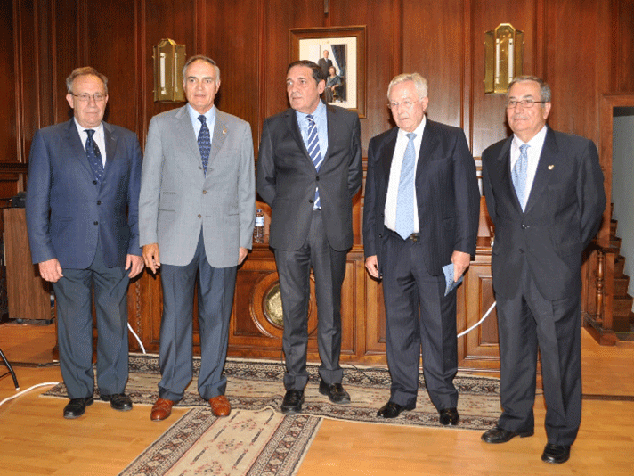 El consejero de Sanidad de Castilla y León, Antonio María Sáez, en el centro de la imagen, entre los presidentes de las academias de Castilla y León