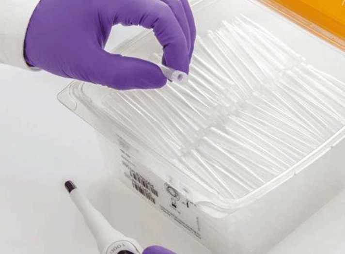 FlexiBulk permite recoger y colocar cómoda y rápidamente las puntas para cargarlas en cajas de puntas o conectarlas directamente a las pipetas