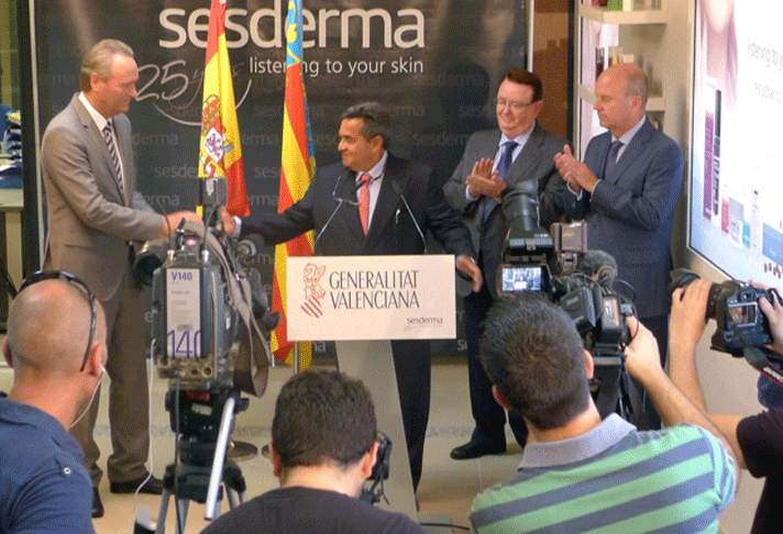 Imagen de la visita del president Fabra a las instalaciones de Sesderma