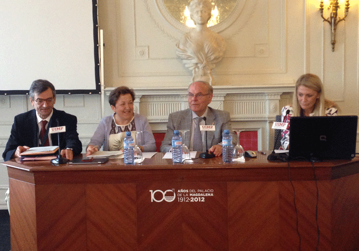 De izquierda a derecha, Félix Lobo, director del Encuentro; Pilar Farjas, secretaria general de Sanidad; César Nombela, rector de la UIMP, y Elvira Sanz, presidenta de Farmaindustria