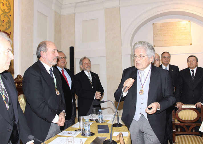 Juan Riach en el momento de recibir la condecoración en la sede de la Real Academia Nacional de Farmacia