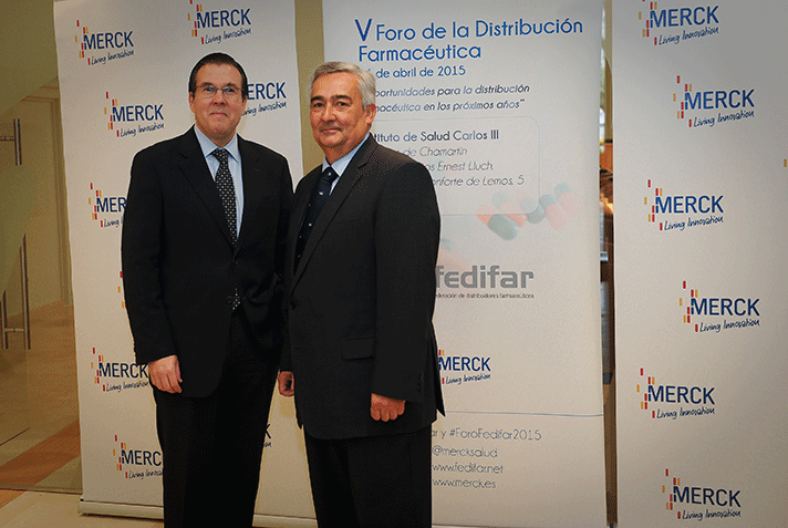 Rogelio Ambrosi (izquierda de la imagen), director general de Merck España, y Antonio Abril, presidente de FEDIFAR