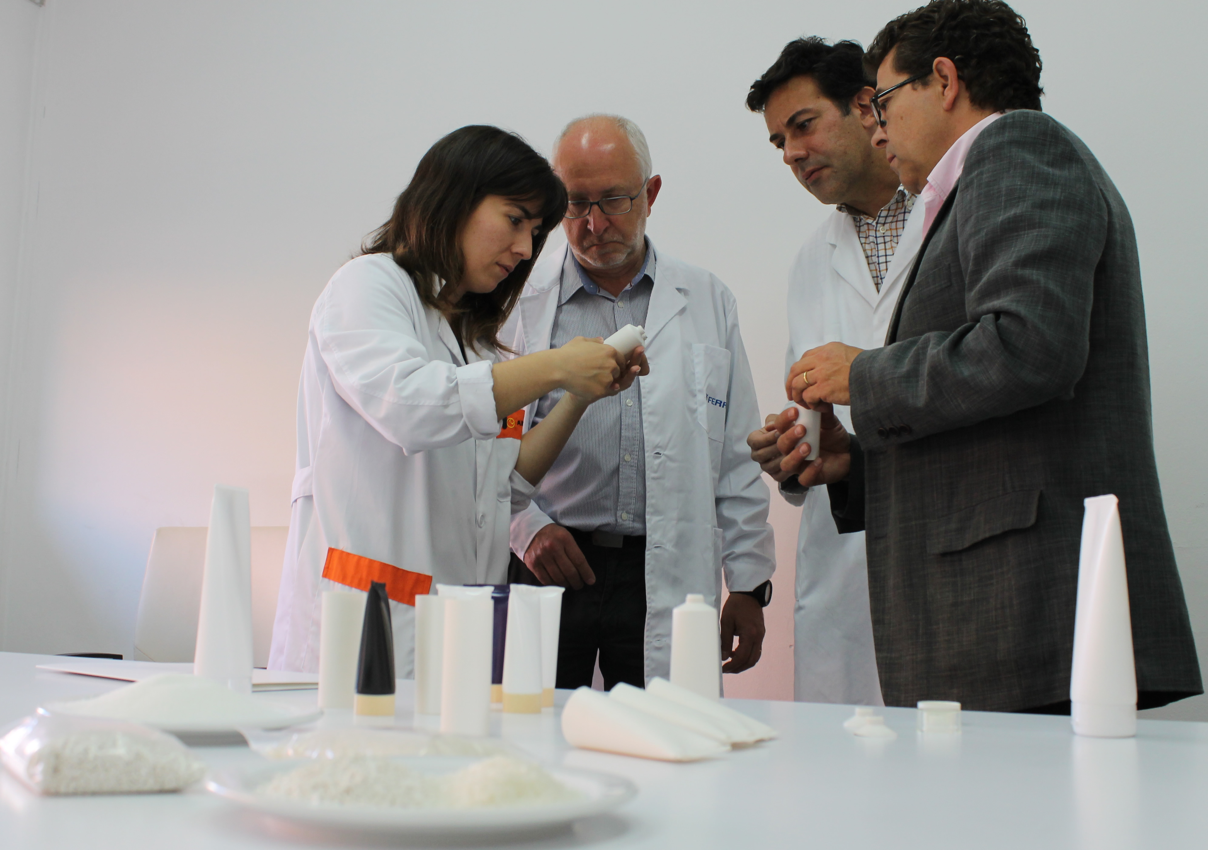 Técnicos de AIMPLAS, Ferro, ainia y Germaine de Capuccini