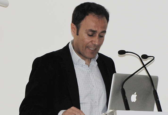 Javier Navarro en la presentación del informe
