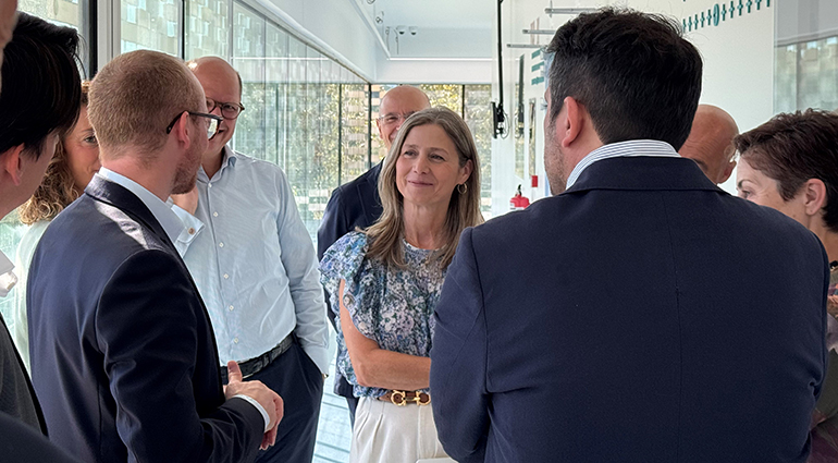 María Jesús Lamas visita la planta de Viralgen y conoce los avances de Bayer en terapias génicas