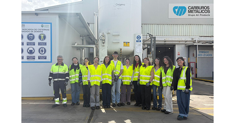 estudiantes-farmacia-universidad-sevilla-se-acercan-industria-gases-medicinales-mano-carburos-metalicos