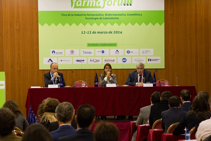 En la inauguración de FarmaForum participaron Belén Crespo, directora de la Agencia Española del Medicamento y Productos Sanitarios (AEMPS), y Emili Esteve (a la derecha de la imagen), director del Departamento Técnico de Farmaindustria
