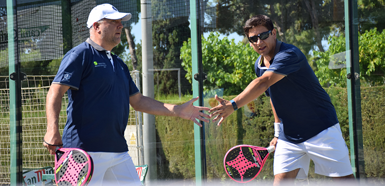 Miguel Ángel Campillo y Carlos Sendín, de la empresa Electromecánica, ganadores del torneo de pádel