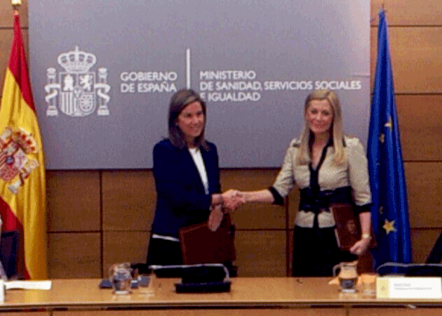 De izda. a dcha.: Ana Mato, Ministra de Sanidad, Servicios Sociales e Igualdad y Elvira Sanz, Presidenta de FARMAINDUSTRIA