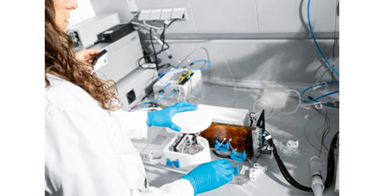 Festo y Fraunhofer IPA automatizan la producción de terapias contra el cáncer con una plataforma modular que reduce tiempos y costes