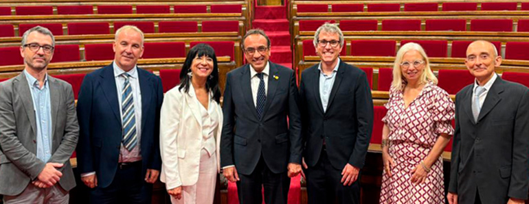 El presidente del Parlament de Catalunya destaca el papel de la prensa profesional en su encuentro con ConeQtia