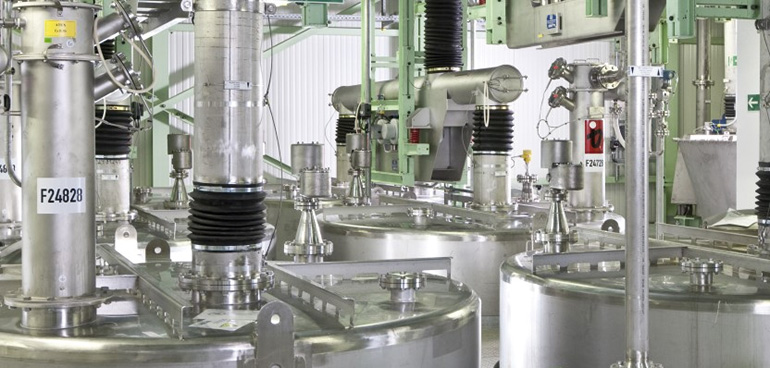 Los sensores de nivel radar garantizan un flujo óptimo en depósitos de lechada y de UF