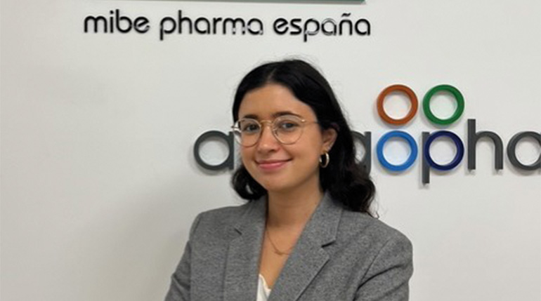 Comienzos en la industria farmacéutica como Técnico Responsable Suplente, Técnico de Registro y Farmacovigilancia