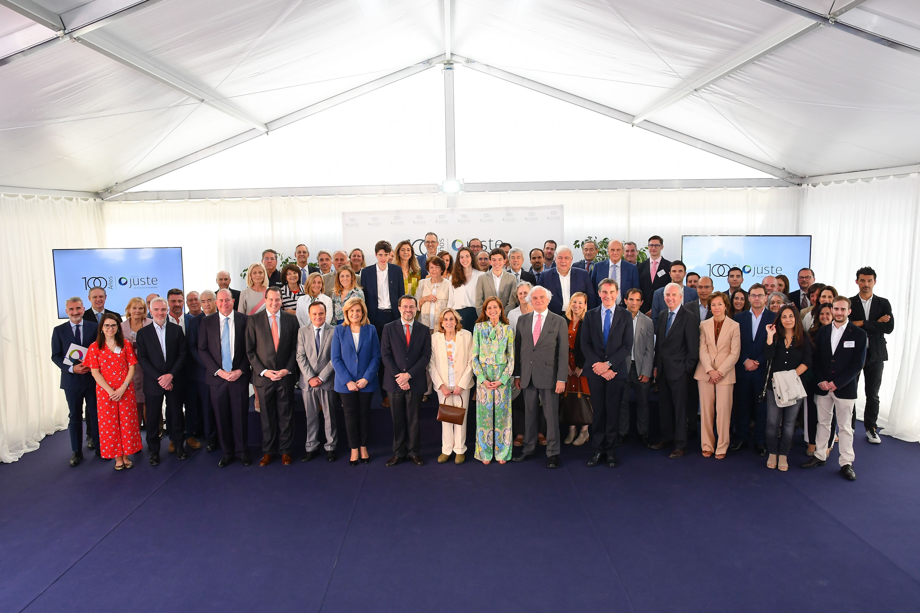 Foto de familia: Consejero de Economía, Hacienda y Empleo, Javier Fernández-Lasquetty, junto a presidentes y directores generales de empresas del sector, así como representantes de distintas asociaciones empresariales.