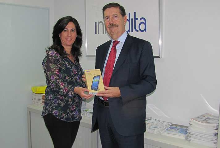 Mar Cañas, editora de Infoedita, entrega la tablet al suscriptor  José Francisco Gómez