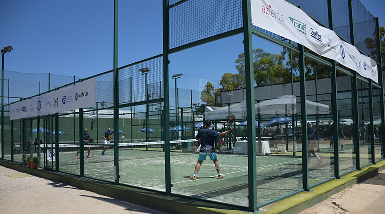 Miguel Ángel Campillo y Carlos Sendín, de la empresa Electromecánica, ganadores del torneo de pádel