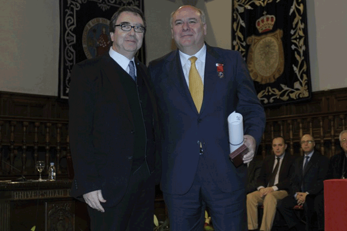 Fernando Galván, rector de la UAH, junto con Ángel Fernández, director general de MSD