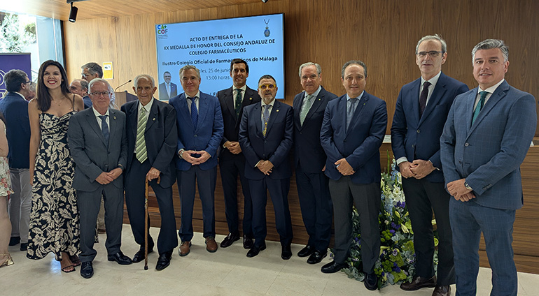El Consejo Andaluz de Colegios de Farmacéuticos distingue con su Medalla de Honor al farmacéutico Francisco Florido