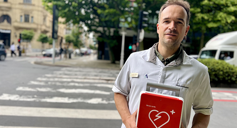 Una farmacia cardioprotegida del centro de San Sebastián ayuda a salvar la vida de un turista extranjero