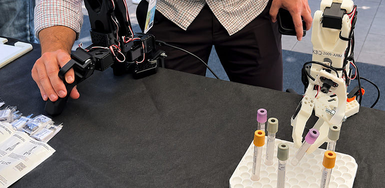 Robot para la manipulación automatizada de probetas y material crítico de laboratorio