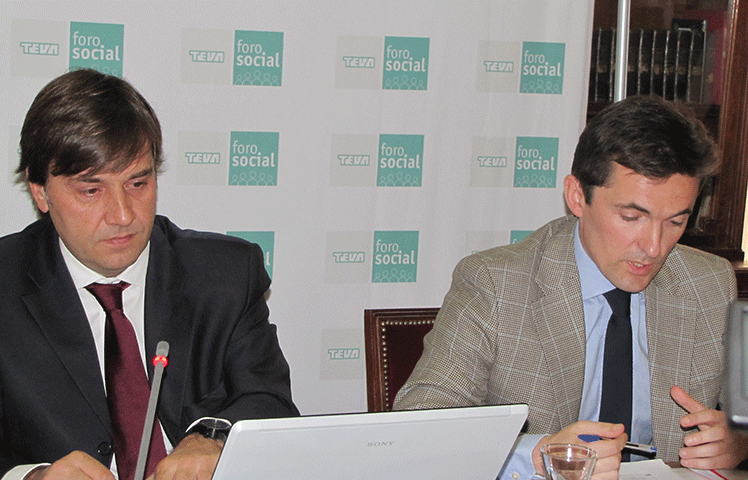 De izda. a dcha.: Rafael Borrás y Carlos Rello presentando los resultados de la encuesta sobre la imagen de la industria farmacéutica