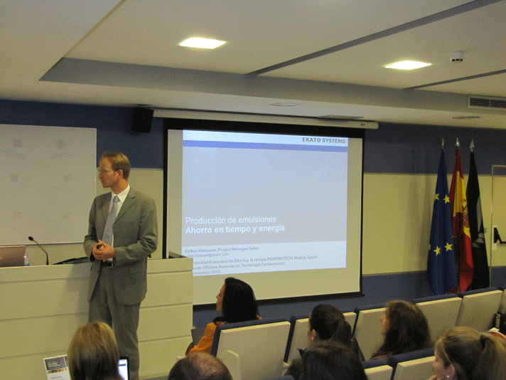Volker Klassen presentando la ponencia 