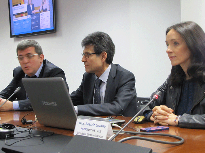 De izda. a dcha.: Mario Tascón, Humberto Arnés y Beatriz Lozano en el momento de la presentación